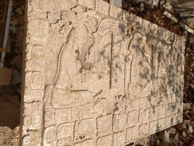 Escultura maya replica tallada a mano en piedra. Detalle del Tablero Palenque - Foto 3