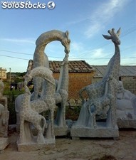 Estatua de piedra de granito tallado modelo Besos de Jirafa