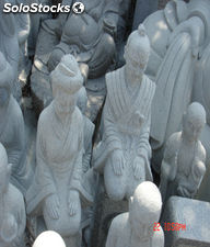 Estatuas de granito tallado figura de persona sentada sobre rodillas