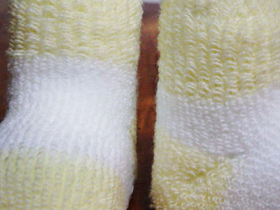 Estuche de patucos bebé en punto de rizo bicolor Amarillo/Blanco. - Foto 2