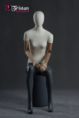 Faceless female mannequin sitting with articulable arms and hands. - Foto 3