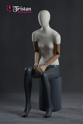 Faceless female mannequin sitting with articulable arms and hands. - Foto 4
