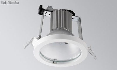 Faretto da incasso per lampade a ioduri metallici a luce diretta fissa completi di schermo di protezione.