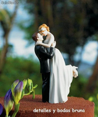 Figura para pastel de boda con peana, novios besito