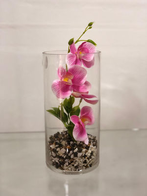 Fleurs artificielles roses en vase verre