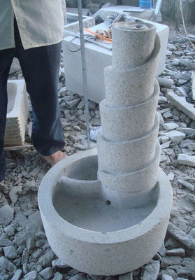 Fuente de agua en espiral decorativa fuente de agua tallado en piedra natural