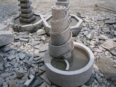 Fuente de agua en espiral tallado en piedra natural fuente de agua decorativa
