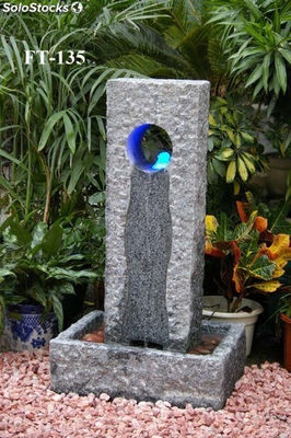 Fuente de agua en piedras para jardín