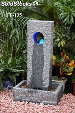 Fuente de agua en piedras para jardín