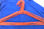 Ganchos de alambre para tintorería color naranja 16 pulgadas cal 13 100 piezas - Foto 4