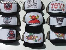 Gorras estilo trucker con marcas de skateboard