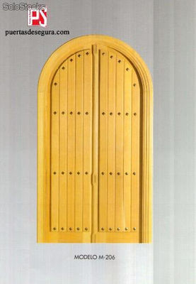 Grandes portes extérieures en bois