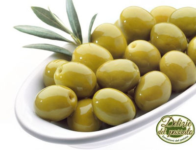 Grüne Oliven in Salzlake
