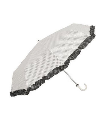 guarda-chuvas branco com bolinhas.