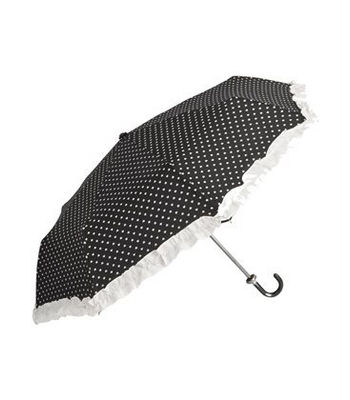 guarda-chuvas preto com bolinhas.