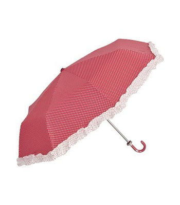 guarda-chuvas vermelho com bolinhas.