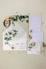 Invitación de boda botánica en acrílico con hiedra y eucalipto, diseño