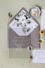 Invitación de Boda en Acrílico o Vidrio con Flores Blancas y Detalles Verdes -