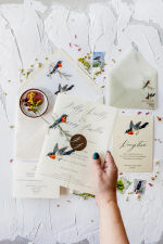 Invitación de Boda Vintage con Envoltura de Vellum y Aves del Amor - GL41
