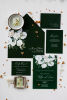 Invitaciones de boda acrílicas en verde bosque con peonías y rosas blancas -