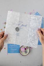 Invitaciones de boda en acrílico azul polvoriento con flores blancas, elegantes