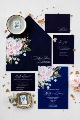 Invitaciones de boda en vidrio o acrílico azul marino con peonías rosadas suaves