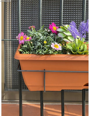 Jardinera de balcón con plato y soporte metálico incorporado macetero de