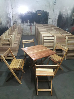 Kit 1 mesa e 4 cadeiras dobráveis - Madeira Maciça- Somos Fabrica - Foto 4