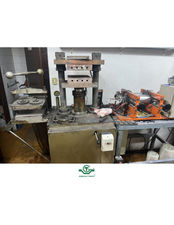 Laboratory hydraulic press for hot plates