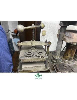 Laboratory manual press