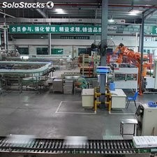 llenado de botellas agua Ingeniero vaya a su fábrica para la instalación