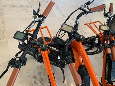 Lote de 22 bicicletas electricas y 10 scooters, mas partes NUEVO color naranja - Foto 3