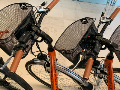 Lote de 22 bicicletas electricas y 10 scooters, mas partes NUEVO color naranja - Foto 4