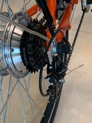 Lote de 22 bicicletas electricas y 10 scooters, mas partes NUEVO color naranja - Foto 5