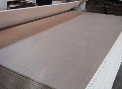madera contrachapada de okoume en China