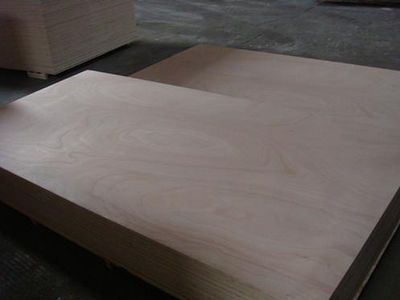 madera contrachapada okoume fabricada en China con buena calidad y precio