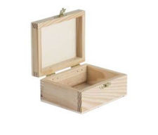 małe drewniane pudełko na biżuterię
