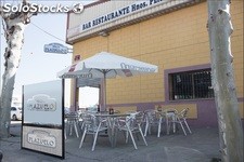 Mampara para terraza de bar. Separadores con publicidad