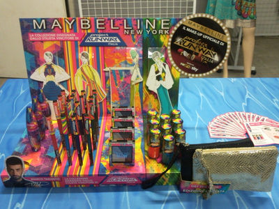 Maquillages maybelinne avec presentoirs