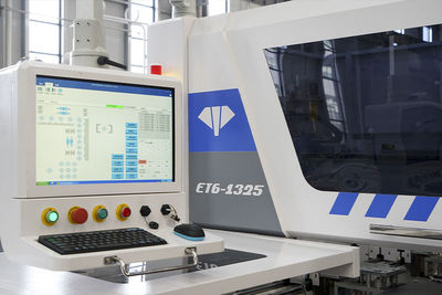 Máquina automática de perforación CNC de seis caras para la producción de mueble - Foto 2