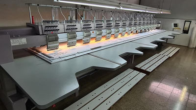 Máquina de bordar com várias cabeças marca ZSK