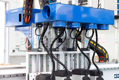 Máquina de carga automática de enrutador CNC 1325 para producción de puertas de - Foto 4