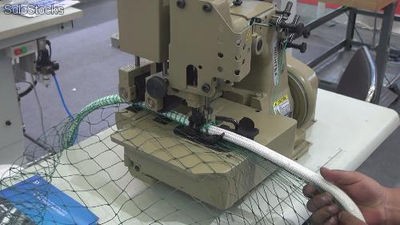 Máquina de coser 3 hilos para aplicar cordones a las redes con Puller
