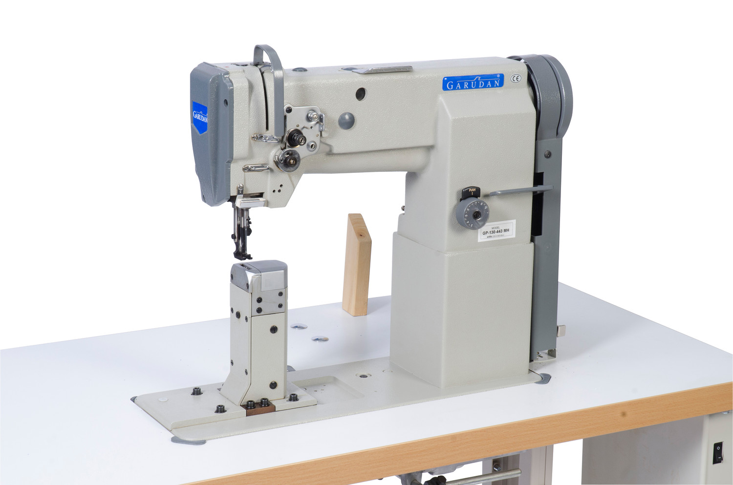 Máquina de coser de columna Garudan Triple Arrastre