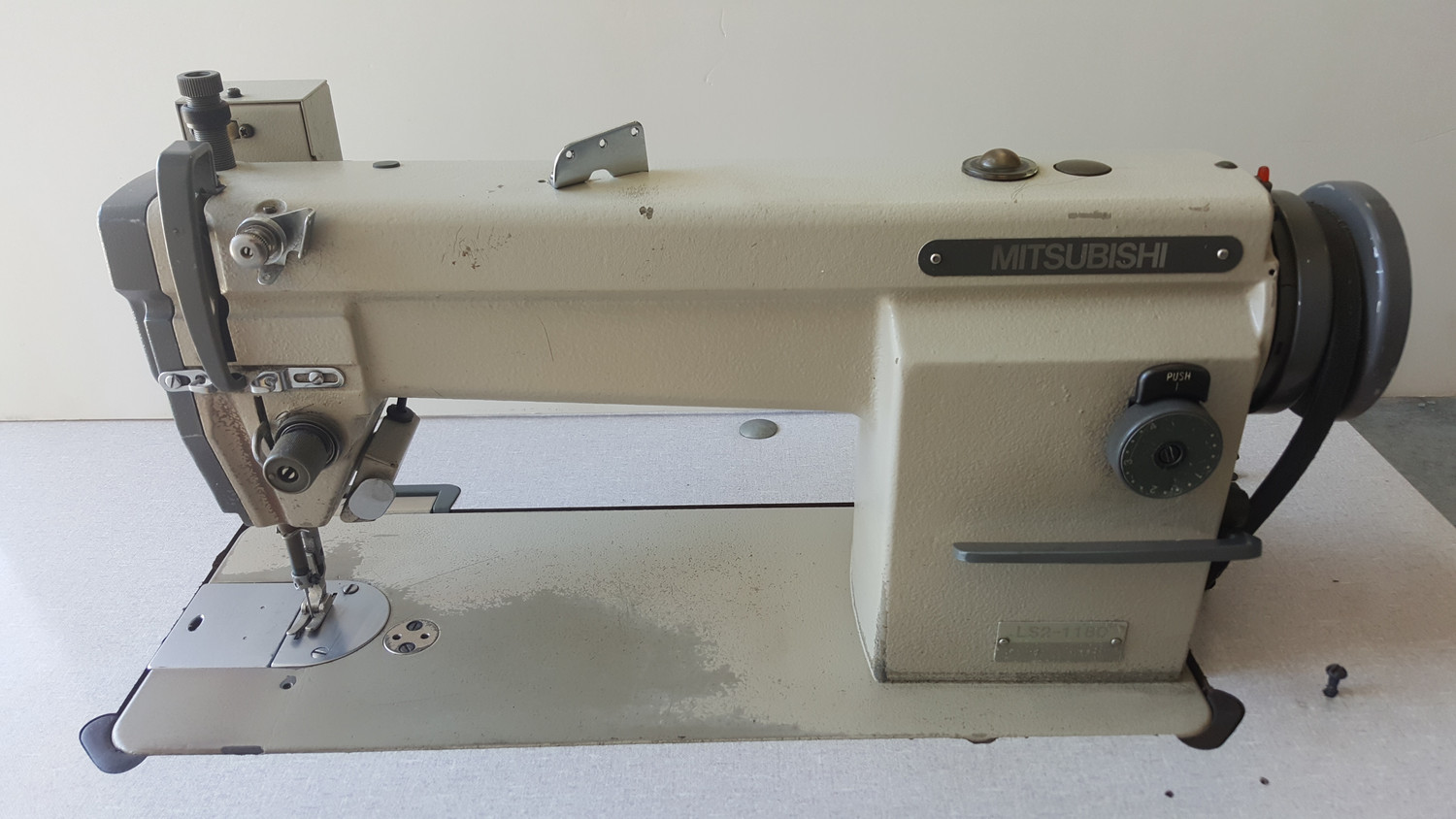 Máquina de coser Mitsubishi pespunte c/ corta-hilos
