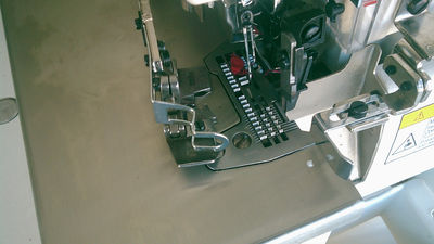 Maquina overlock de 5 hilos de trabajo extrapesado para jeans - Foto 3
