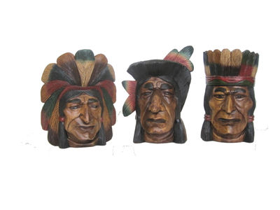 Maschere di indiani d&#39;America realizzate in legno di acacia. Stock 49-