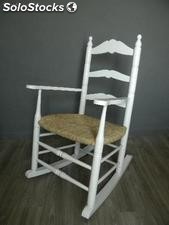 Mecedora estilo colonial lacada en color con asiento de anea