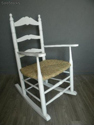 Mecedora estilo colonial lacada en color con asiento de anea - Foto 2