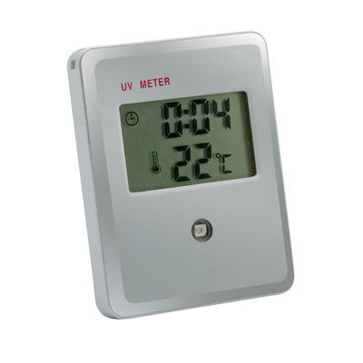 Medidor digital de radiación UV con termómetro y reloj.